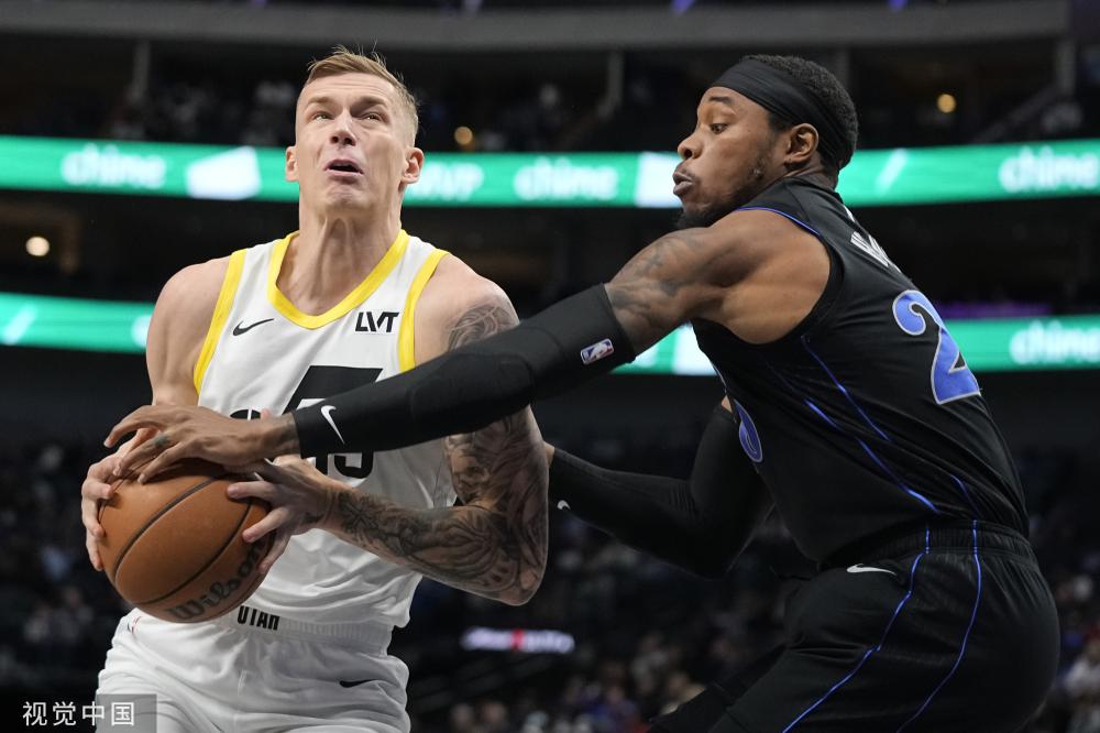 一个在足球 一个在足球